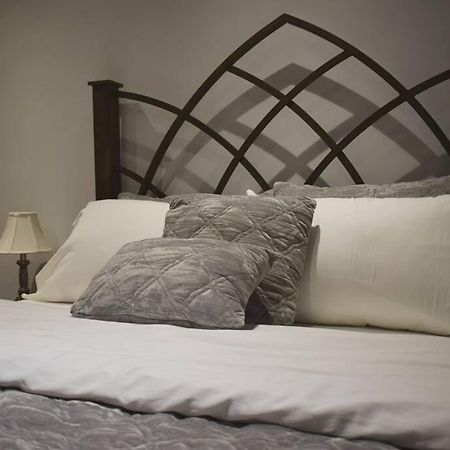 Home Away From Home - Basement Studio Apartment تورونتو المظهر الخارجي الصورة