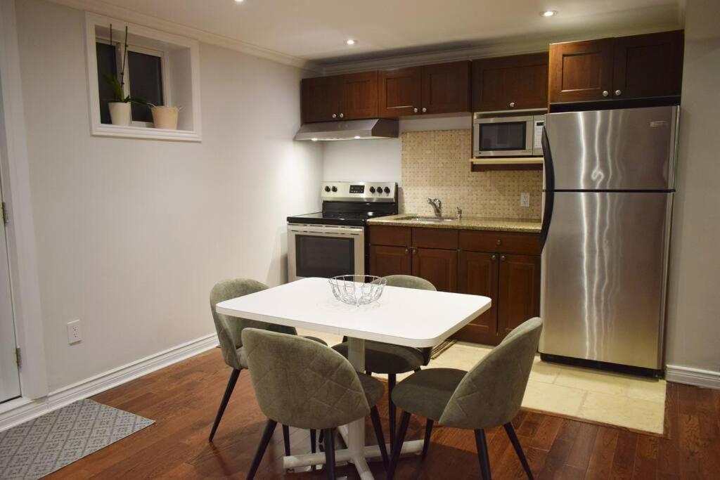 Home Away From Home - Basement Studio Apartment تورونتو المظهر الخارجي الصورة