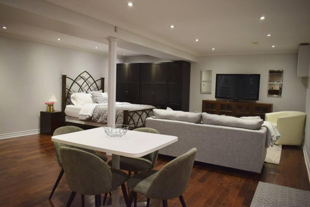 Home Away From Home - Basement Studio Apartment تورونتو المظهر الخارجي الصورة