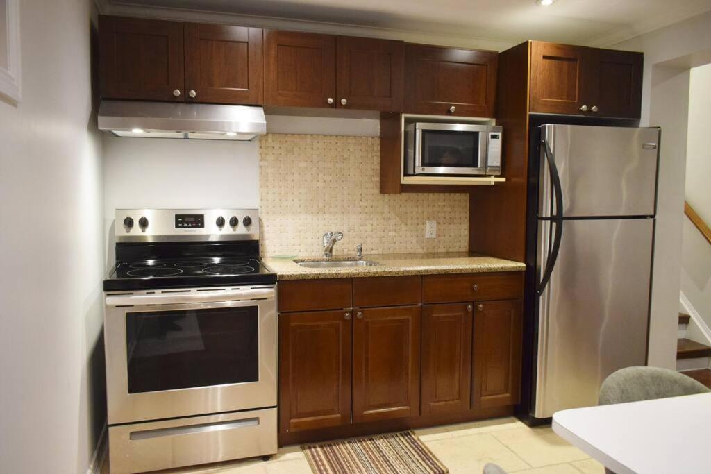 Home Away From Home - Basement Studio Apartment تورونتو المظهر الخارجي الصورة