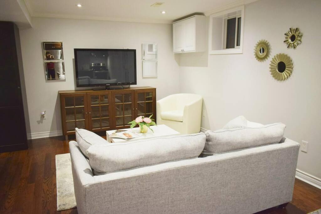 Home Away From Home - Basement Studio Apartment تورونتو المظهر الخارجي الصورة