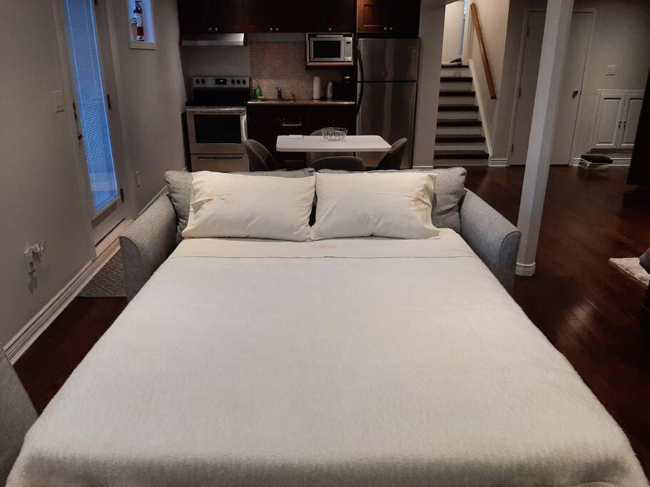 Home Away From Home - Basement Studio Apartment تورونتو المظهر الخارجي الصورة